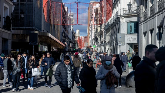 Compras de última hora para los regalos de Navidad Varias personas realizan sus últimas compras para los regalos de Navidad, a 24 de diciembre de 2025, en Madrid (España). Según las últimas estimaciones de la rganización de Consumidores y Usuarios (OCU) los españoles se gastan alrededor de los 370€ en los regalos de Navidad siendo la tecnología, electrónica y experiencias las categorías principales, y creciendo significativamente la opción de comprar de segunda mano. 24 DICIEMBRE 2025 Ricardo Rubio / Europa Press 24/12/2025