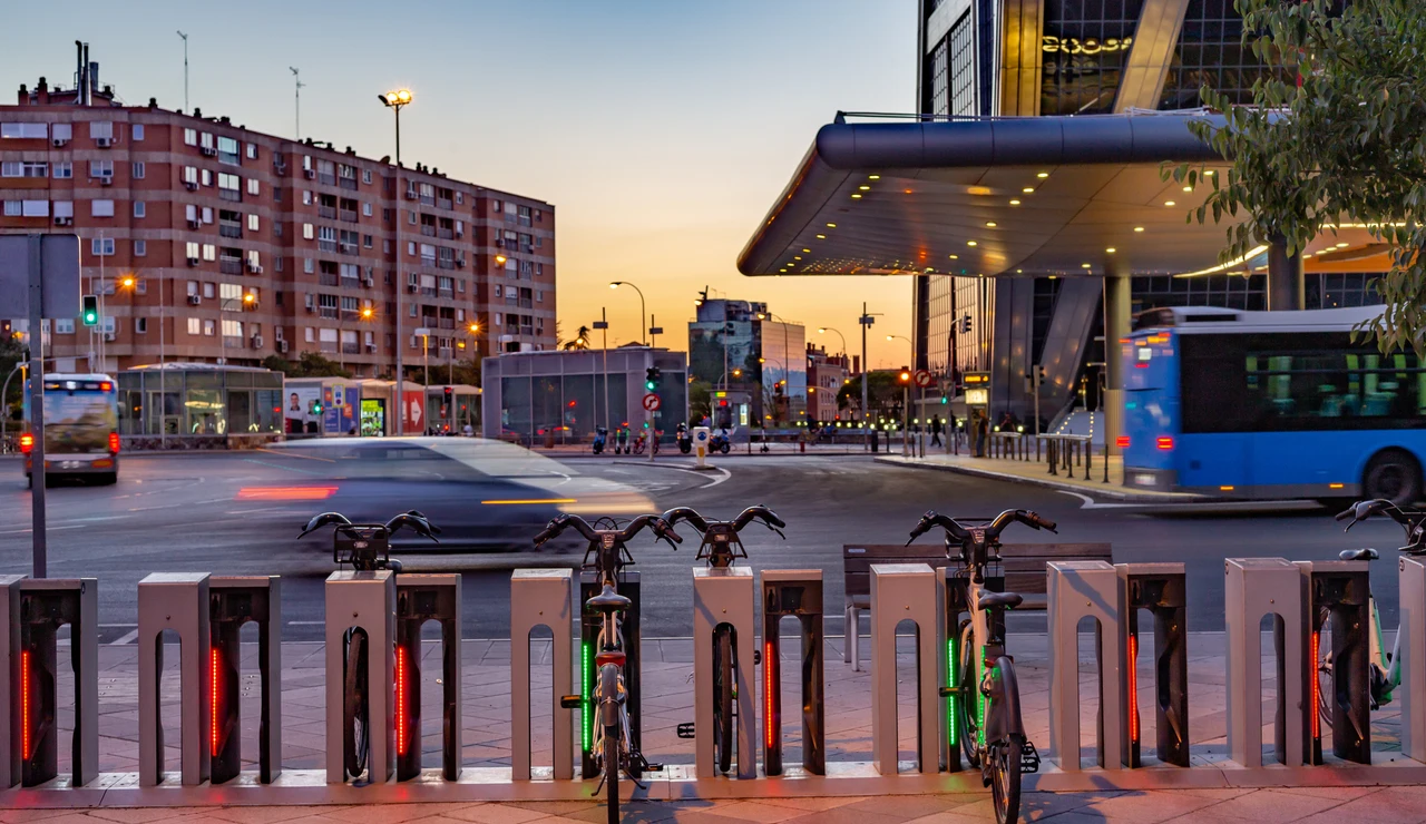 Bicicleta eléctrica y autobús en Madrid