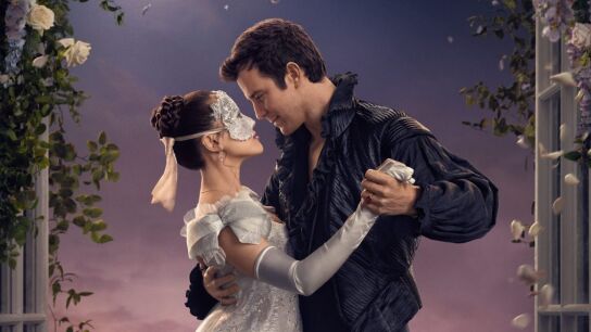 Yerin Ha como Sophie Baek, Luke Thompson como Benedict Bridgerton en la temporada 4