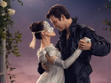 Yerin Ha como Sophie Baek, Luke Thompson como Benedict Bridgerton en la temporada 4 Yerin Ha como Sophie Baek, Luke Thompson como Benedict Bridgerton en la temporada 4