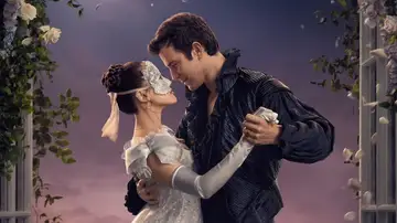 Yerin Ha como Sophie Baek, Luke Thompson como Benedict Bridgerton en la temporada 4 Yerin Ha como Sophie Baek, Luke Thompson como Benedict Bridgerton en la temporada 4