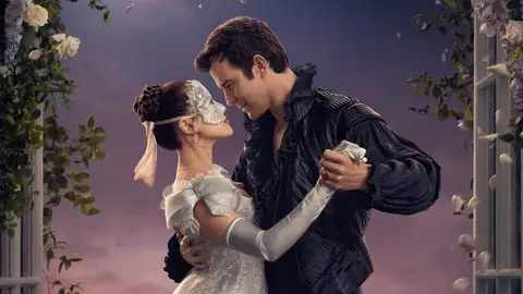 Yerin Ha como Sophie Baek, Luke Thompson como Benedict Bridgerton en la temporada 4 Yerin Ha como Sophie Baek, Luke Thompson como Benedict Bridgerton en la temporada 4