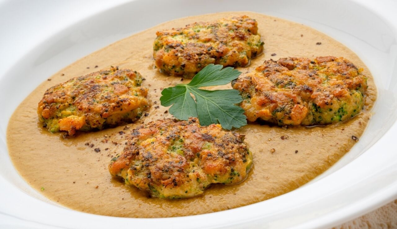 Crema de setas con tortitas de pollo y br&oacute;coli