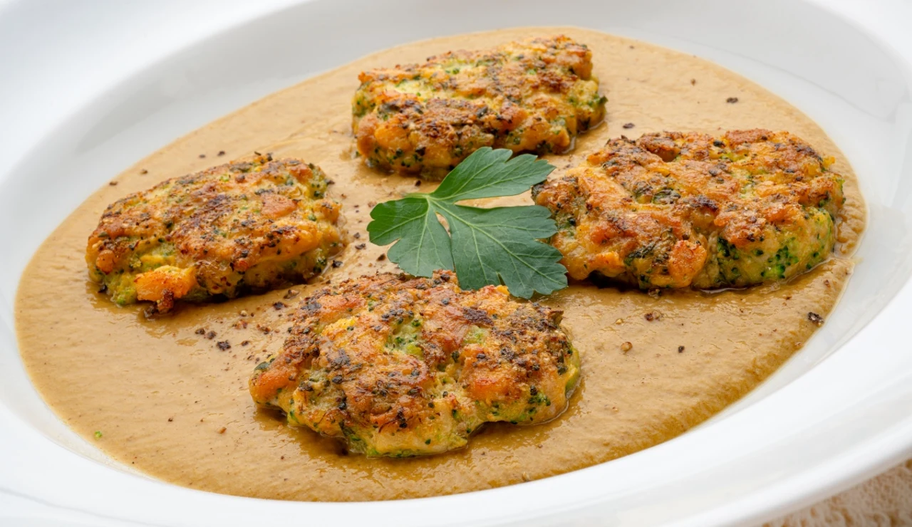 Crema de setas con tortitas de pollo y brócoli