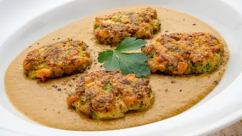 Crema de setas con tortitas de pollo y brócoli Crema de setas con tortitas de pollo y brócoli