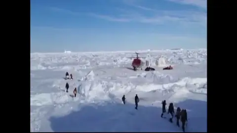 Rescate de los pasajero de barco ruso en el océano Antártico Rescate de los pasajero de barco ruso en el océano Antártico