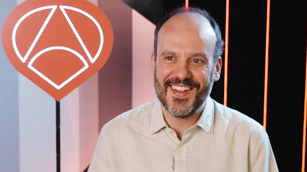 Se va despidiendo de la gente sin decirlo Se va despidiendo de la gente sin decirlo