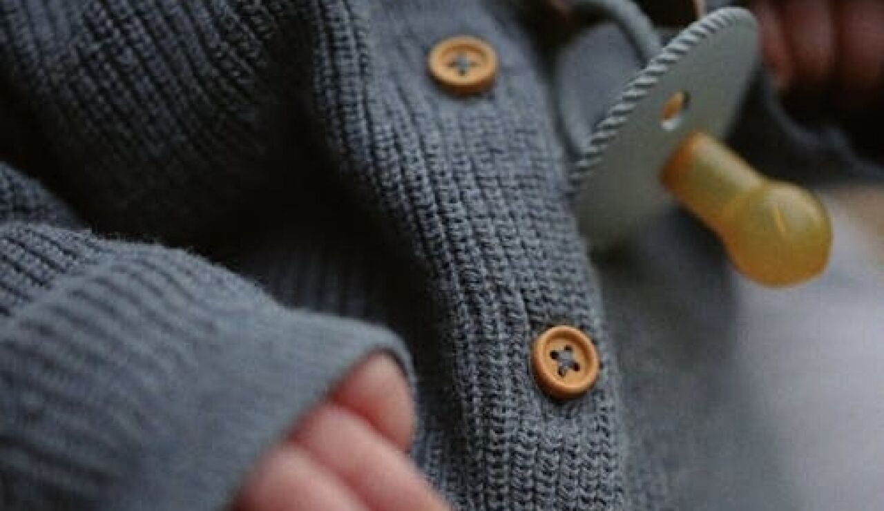 Riesgo de atragantamiento en beb&eacute;s: Peligro por los botones de esta camisa