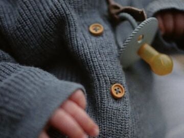 Riesgo de atragantamiento en beb&eacute;s: Peligro por los botones de esta camisa