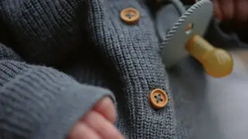 Riesgo de atragantamiento en bebés: Peligro por los botones de esta camisa Riesgo de atragantamiento en bebés: Peligro por los botones de esta camisa