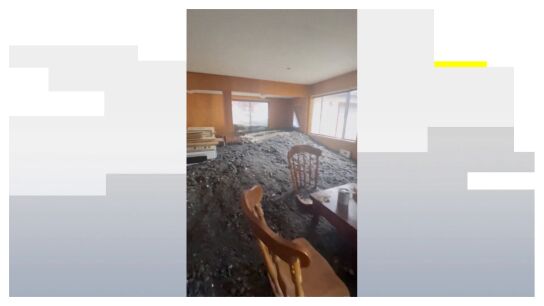 Un sal&oacute;n de California inundado de barro