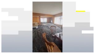 Un sal&oacute;n de California inundado de barro