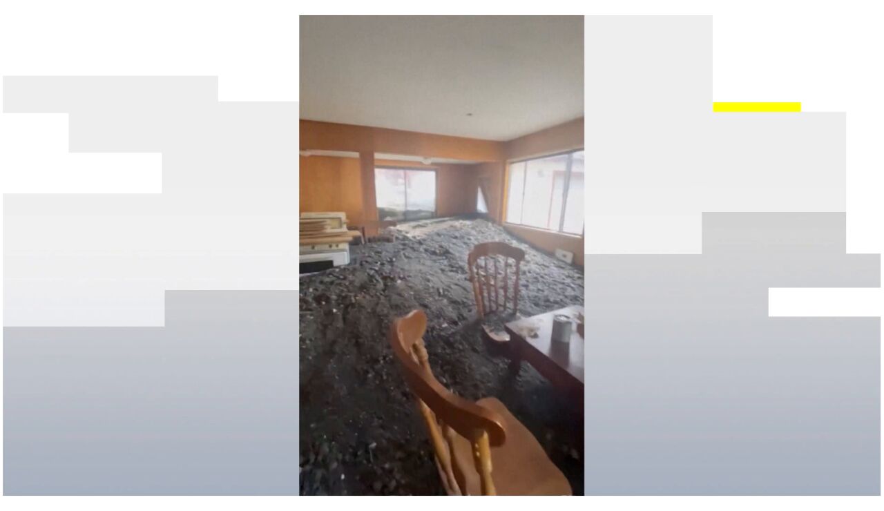 Un sal&oacute;n de California inundado de barro