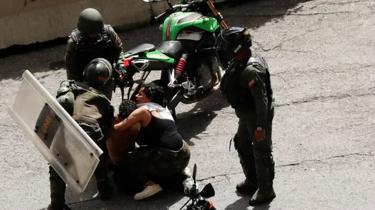 La Guardia Nacional Bolivariana detiene a manifestantes que protestan en Caracas por los resultados electorales, el 30 de julio de 2024. La Guardia Nacional Bolivariana detiene a manifestantes que protestan en Caracas por los resultados electorales, el 30 de julio de 2024.