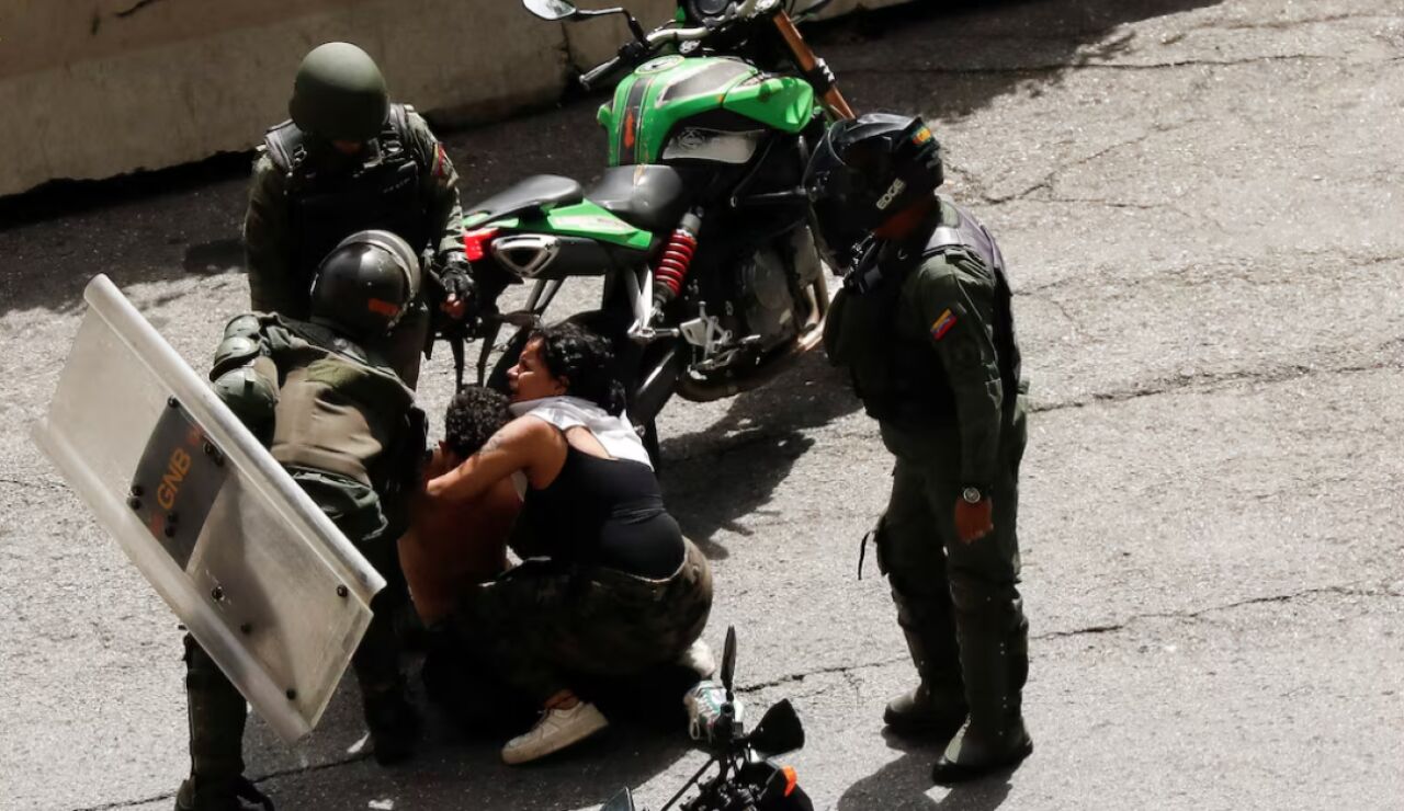 La Guardia Nacional Bolivariana detiene a manifestantes que protestan en Caracas por los resultados electorales, el 30 de julio de 2024.