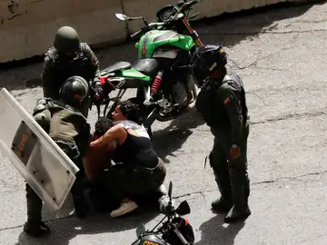 La Guardia Nacional Bolivariana detiene a manifestantes que protestan en Caracas por los resultados electorales, el 30 de julio de 2024. La Guardia Nacional Bolivariana detiene a manifestantes que protestan en Caracas por los resultados electorales, el 30 de julio de 2024.