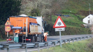 Una quitanieves reparte sal en Lugo.