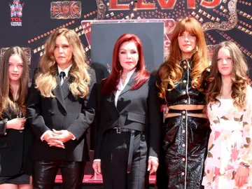 Harper Lockwood, Lisa Marie Presley, Priscilla Presley, Riley Keough y Finley Lockwood Harper Lockwood, Lisa Marie Presley, Priscilla Presley, Riley Keough y Finley Lockwood