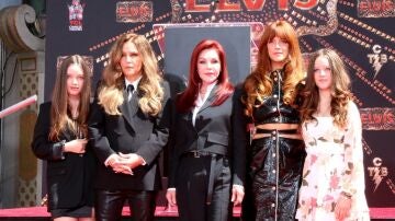 Harper Lockwood, Lisa Marie Presley, Priscilla Presley, Riley Keough y Finley Lockwood