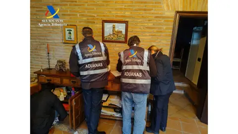 La Agencia Tributaria desmantela una 'macrotrama' de fraude en el IVA de hidrocarburos de más de 300 millones de euros La Agencia Tributaria desmantela una 'macrotrama' de fraude en el IVA de hidrocarburos de más de 300 millones de euros