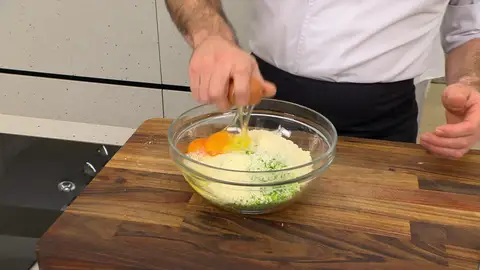 Agrega el brócoli, el queso y los huevos Agrega el brócoli, el queso y los huevos