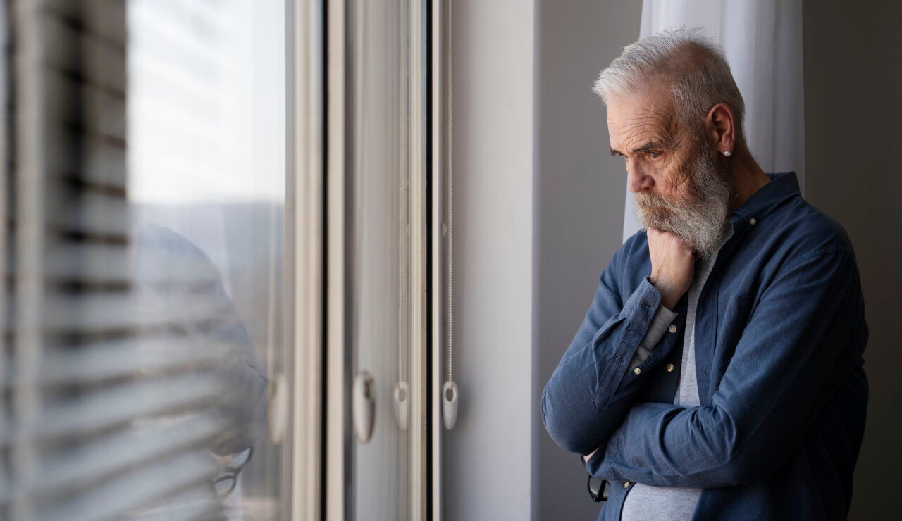 Persona mayor sola en su casa