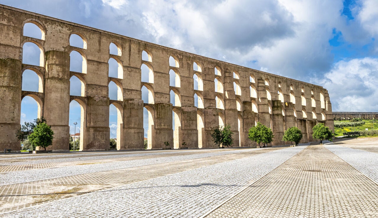 El Acueducto de Amoreira en la ciudad de Elvas en Alentejo, Portugal