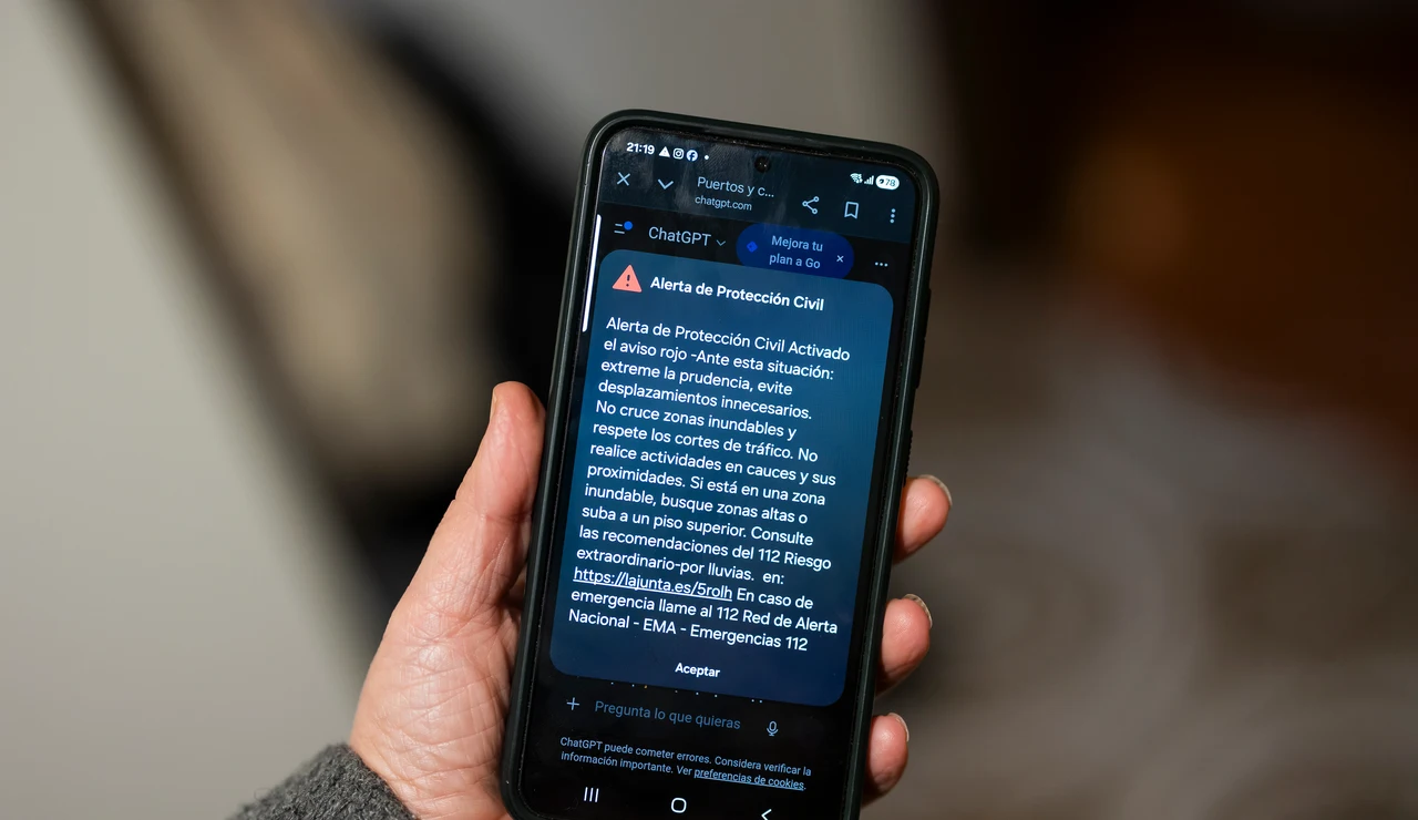 Imagen de un aviso rojo en un móvil