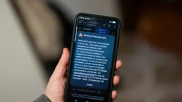 Imagen de un aviso rojo en un móvil Imagen de un aviso rojo en un móvil