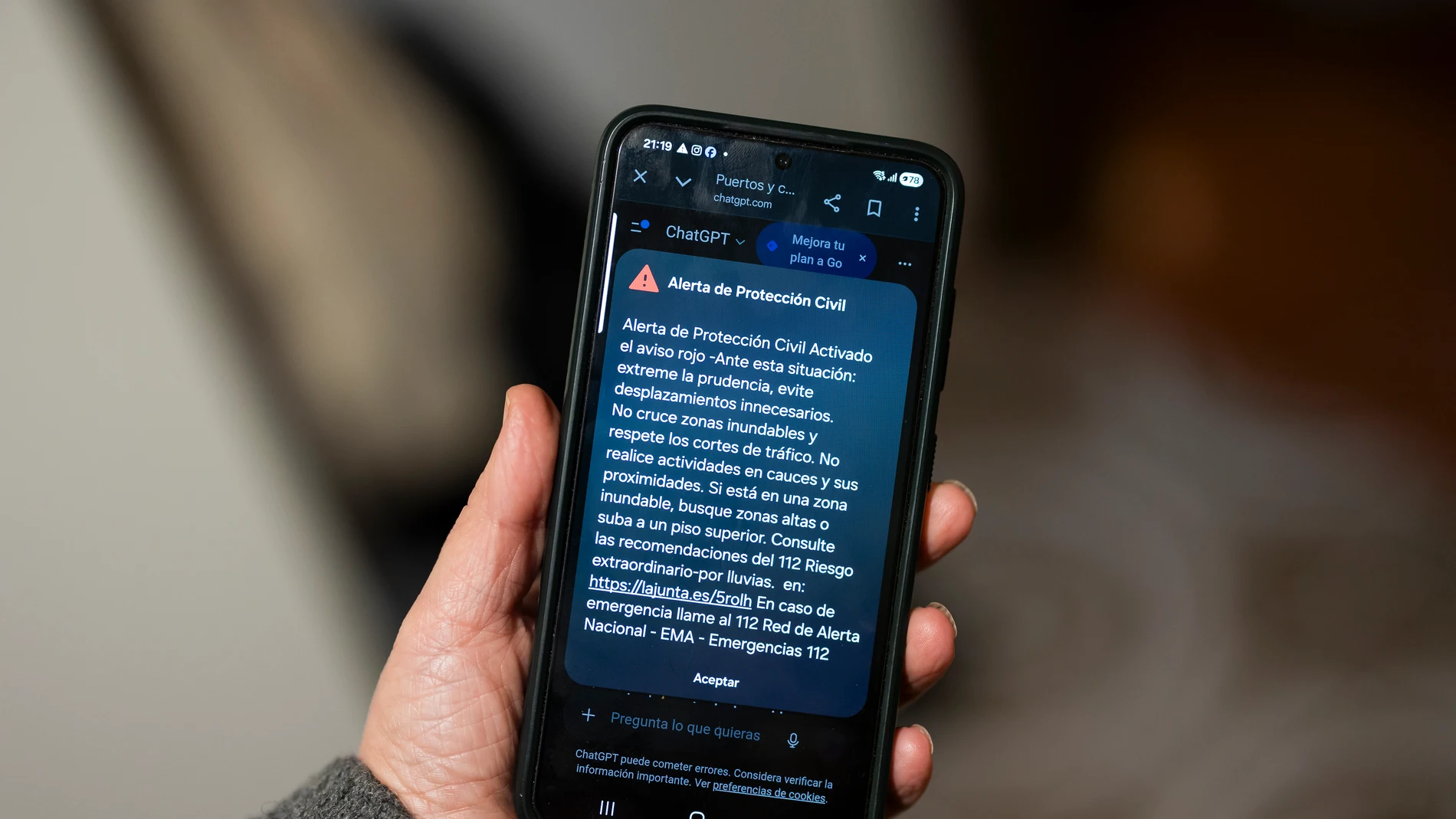 Imagen de un aviso rojo en un móvil Imagen de un aviso rojo en un móvil
