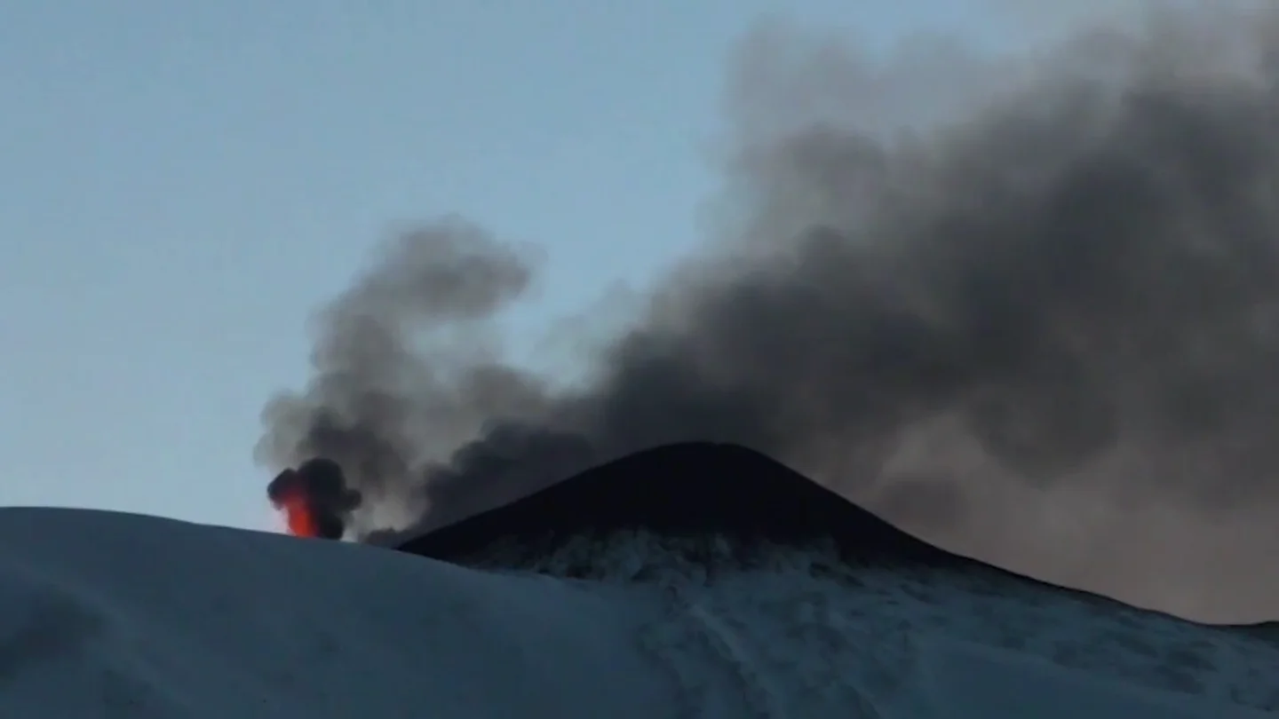 El volcán Etna entra en una nueva fase de erupción en Sicilia El volcán Etna entra en una nueva fase de erupción en Sicilia