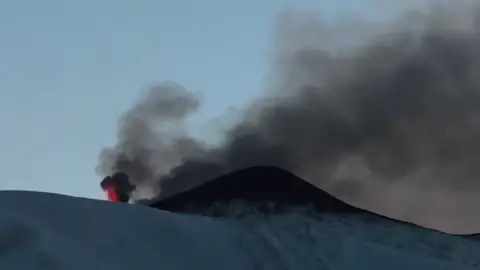 El volcán Etna entra en una nueva fase de erupción en Sicilia El volcán Etna entra en una nueva fase de erupción en Sicilia