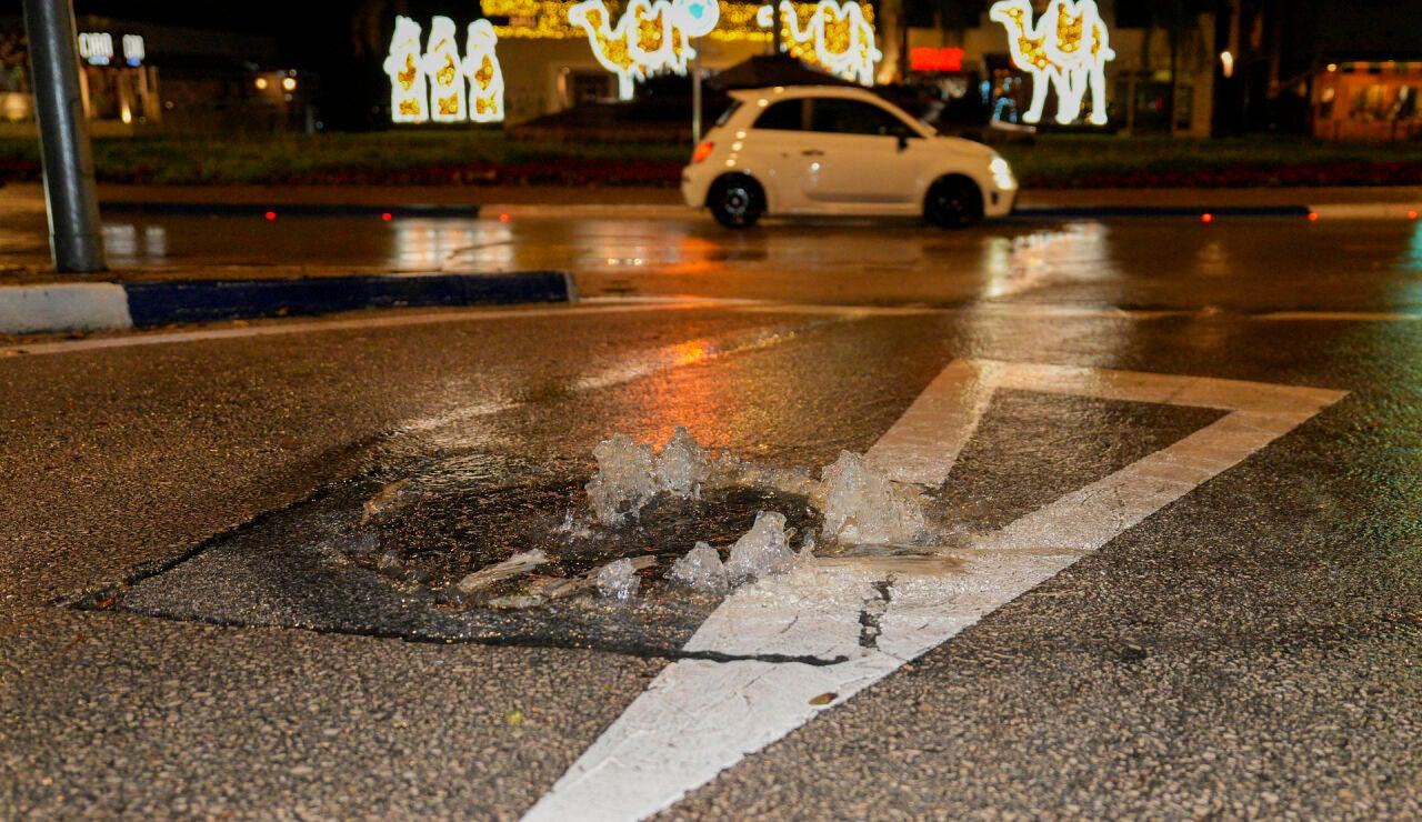 Imagen de una alcantarilla rebosando agua por las inundaciones en la zona del Bulevar Pr&iacute;ncipe de Hohemlohe, en Marbella 