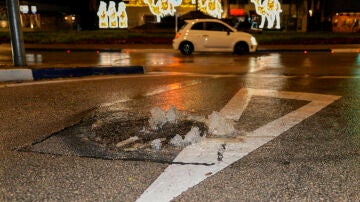 Imagen de una alcantarilla rebosando agua por las inundaciones en la zona del Bulevar Pr&iacute;ncipe de Hohemlohe, en Marbella 