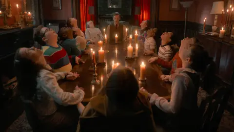 Jamie Campbell Bower y los niños en Stranger Things 5 Jamie Campbell Bower y los niños en Stranger Things 5