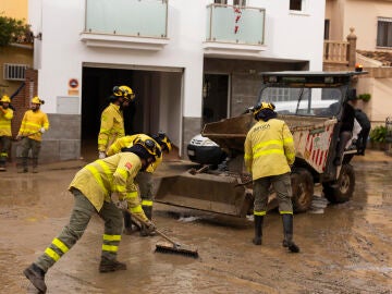 Imagen de los efectivos de Infoca colaborando en las labores de limpieza de las calles en Estaci&oacute;n de C&aacute;rtama 