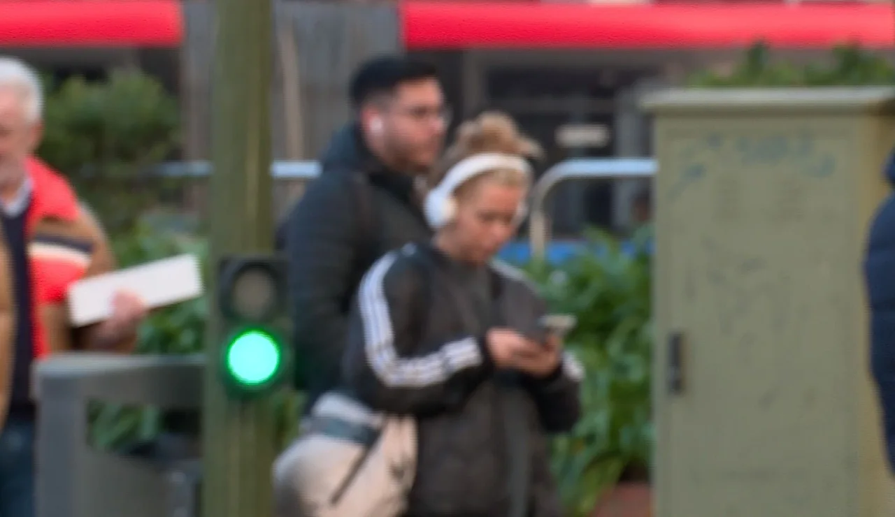 Imagen de archivo de unos peatones esperando a cruzar por el paso de cebra.