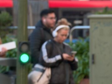 Imagen de archivo de unos peatones esperando a cruzar por el paso de cebra.