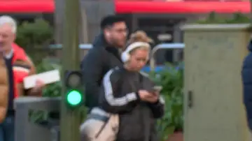 Imagen de archivo de unos peatones esperando a cruzar por el paso de cebra. Imagen de archivo de unos peatones esperando a cruzar por el paso de cebra.