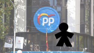 Imagen de la sede del PP junto con la imagen representativa de los Santos Inocentes 
