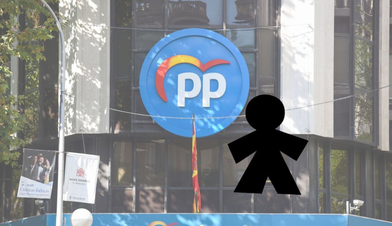 Imagen de la sede del PP junto con la imagen representativa de los Santos Inocentes 