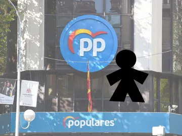 Imagen de la sede del PP junto con la imagen representativa de los Santos Inocentes Imagen de la sede del PP junto con la imagen representativa de los Santos Inocentes