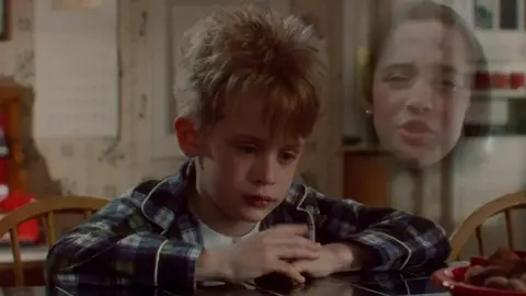 Macaulay Culkin y Hillary Wolf Saba en Solo en casa Macaulay Culkin y Hillary Wolf Saba en Solo en casa