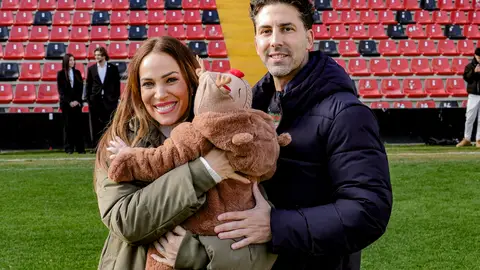 Nerea Garmendia y Luis Díaz Núñez junto a su hijo Unax Nerea Garmendia y Luis Díaz Núñez junto a su hijo Unax