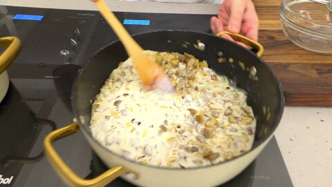 Añade también la nata líquida y el orégano y mezcla bien