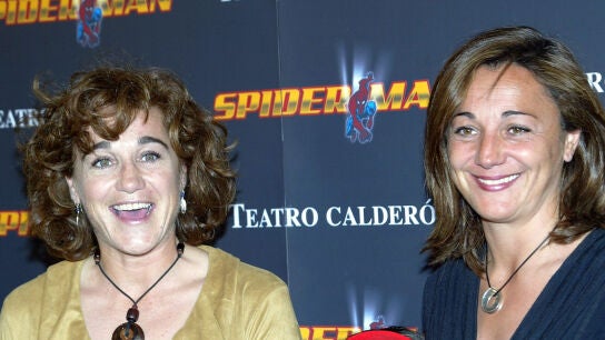 Blanca Fern&aacute;ndez Ochoa y su hermana Lola, en 2004