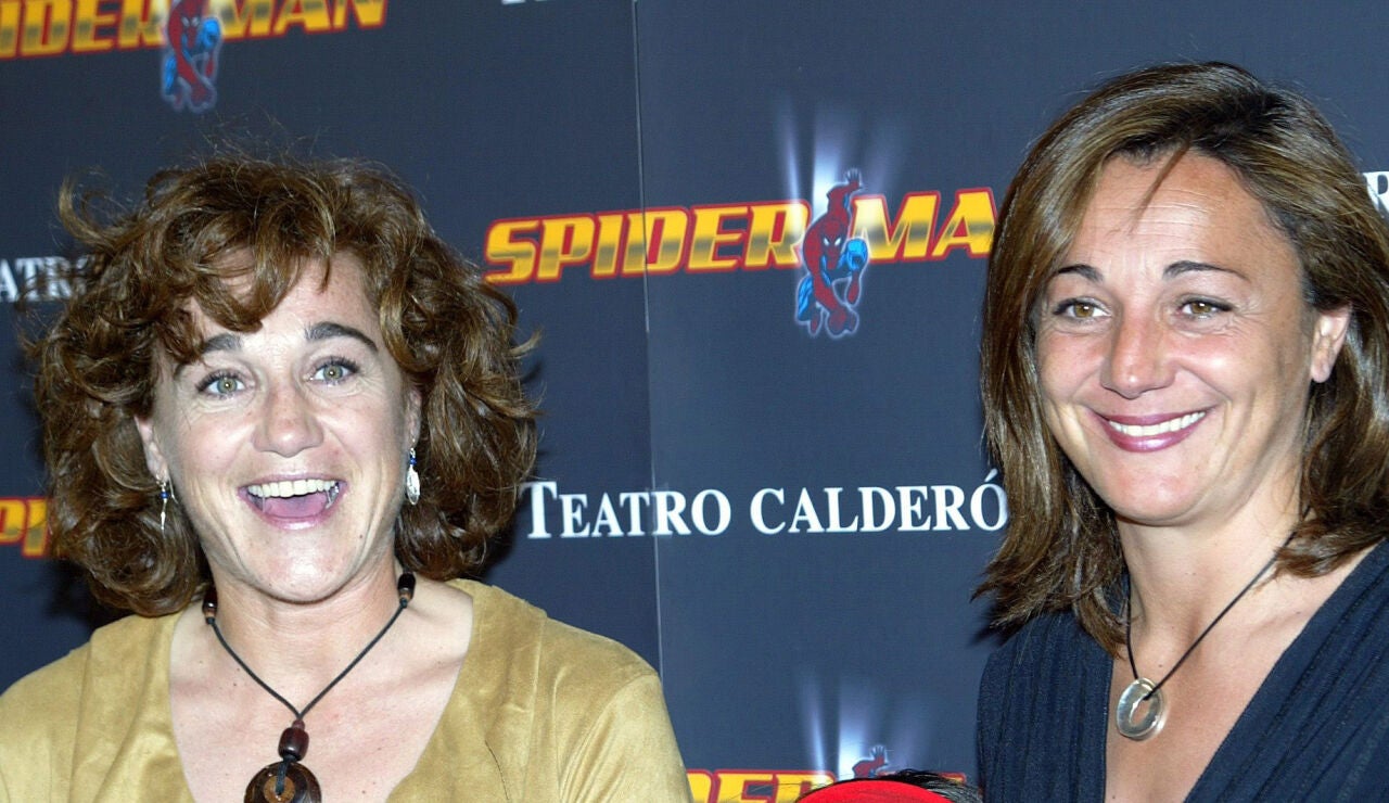 Blanca Fern&aacute;ndez Ochoa y su hermana Lola, en 2004