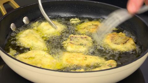  Introduce los trozos de pescado en el bol y úntalos bien