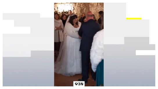Una pareja de Lugo se casa en un tanatorio para sorpresa de sus vecinos: "&iquest;Qui&eacute;n iba a que ibas a entrar ilusionado?"