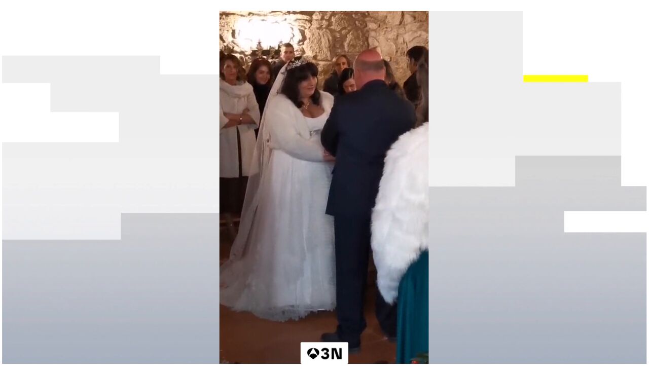 Una pareja de Lugo se casa en un tanatorio para sorpresa de sus vecinos: "&iquest;Qui&eacute;n iba a que ibas a entrar ilusionado?"